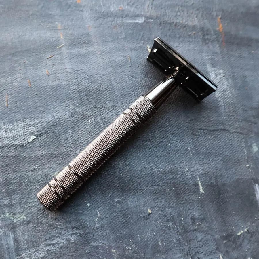 Plastic free and eco friendly metallic black double edged safety razor with single blade. Made of aluminum and alloy.