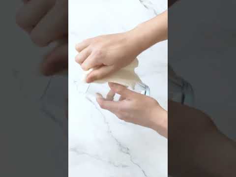 Video cleaning glass cup with bamboo cloth