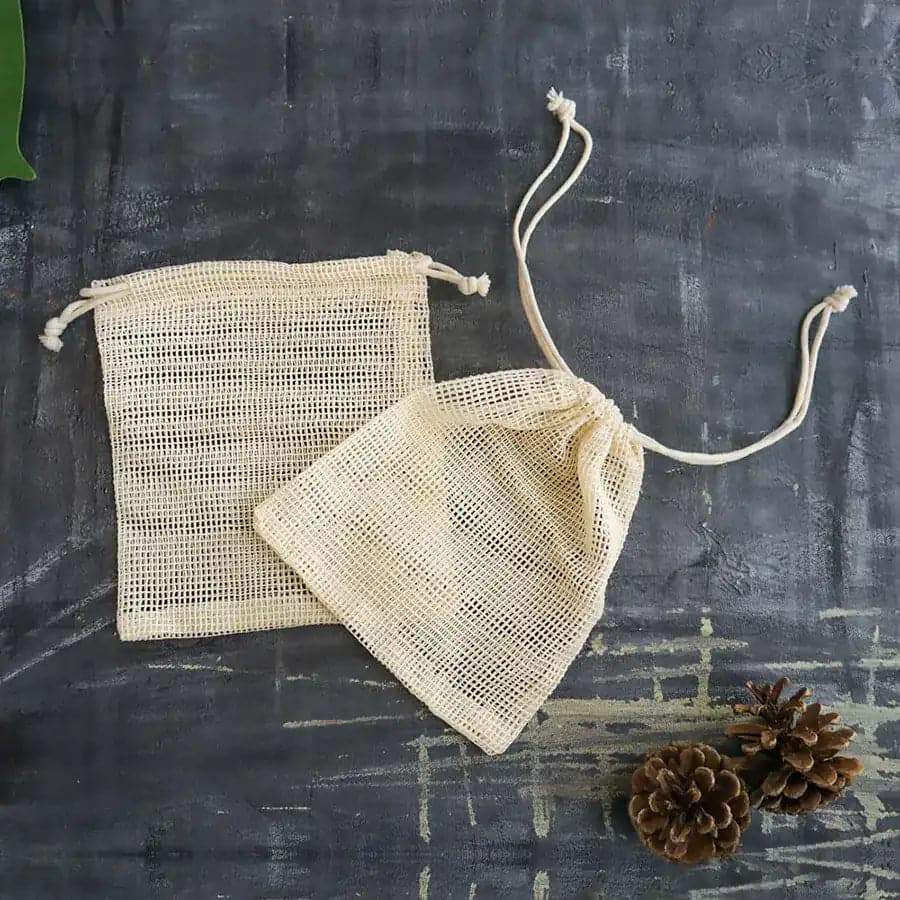 Set of 2 mini mesh bags made of organic cotton with drawstrings.